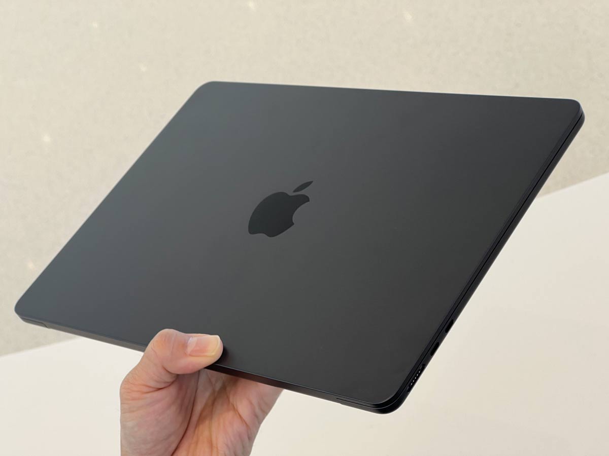 新「MacBook Air」は隙のない作り 大胆に進化した外観をハンズオン