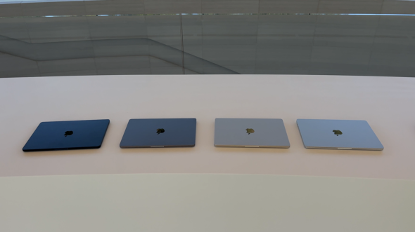 写真と動画で決める、M2 MacBook Airの色選び 新色のミッドナイトと