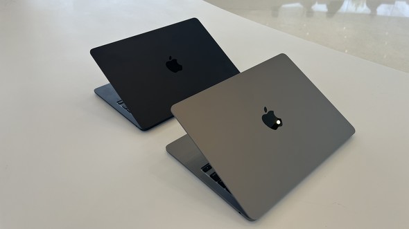写真と動画で決める、M2 MacBook Airの色選び 新色のミッドナイトと 