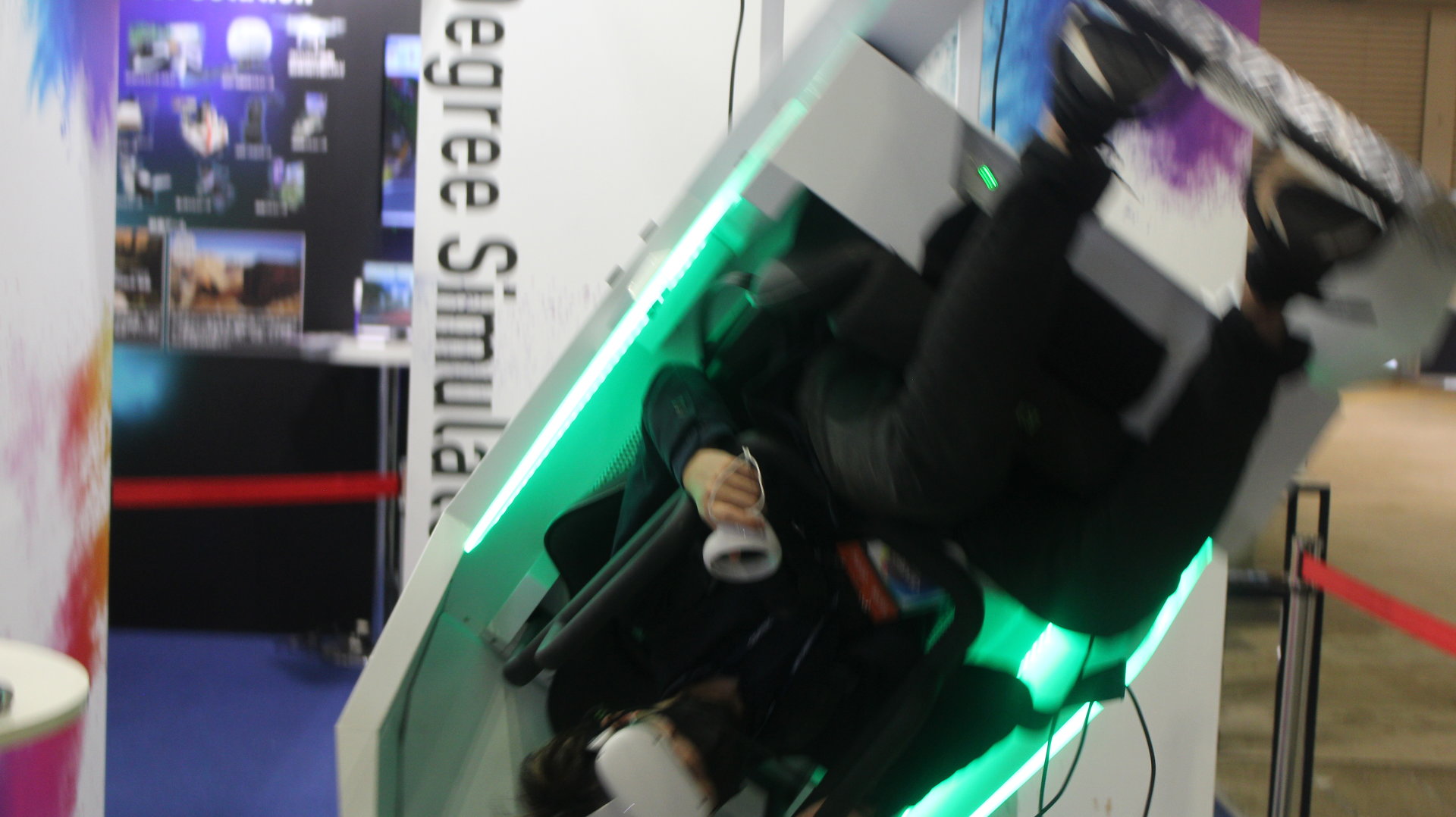 うわぁ～！」 360度回転する“VR椅子”で記者絶叫 行列できたCEATEC