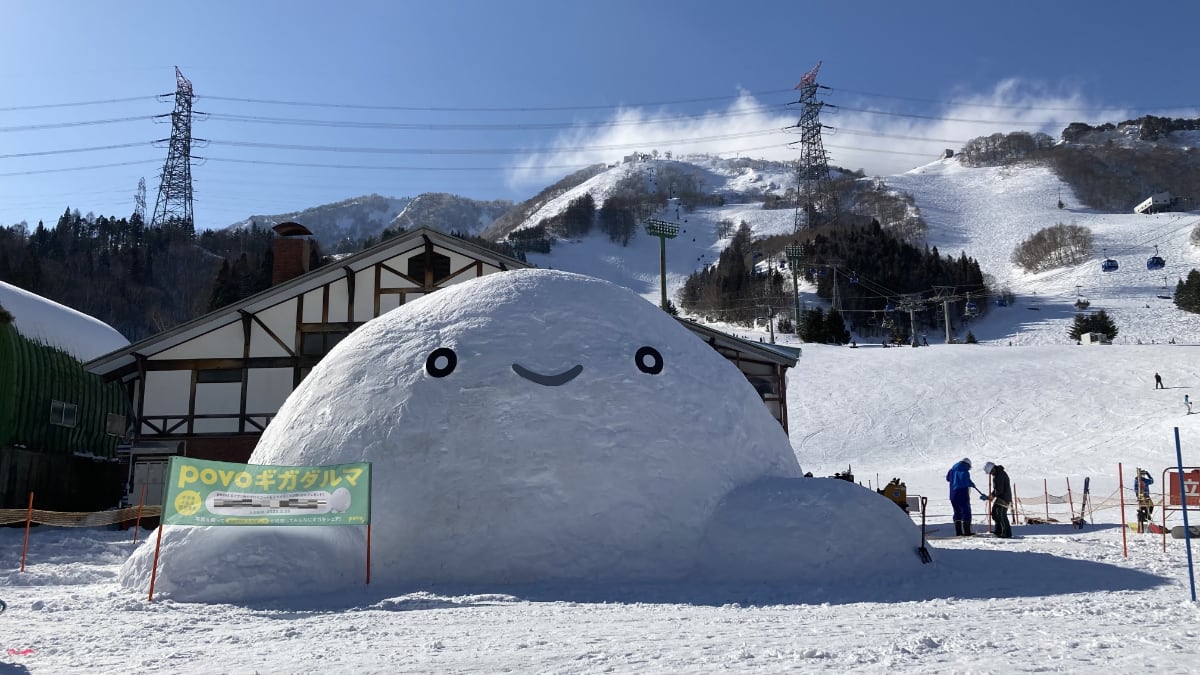 巨大雪だるま「povoギガだるま」、苗場スキー場に出現 ギガの