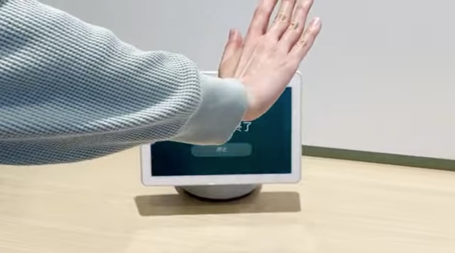 手をかざすとアラーム停止 Amazon、「Echo Show」の一部にジェスチャー操作を追加 ITmedia NEWS