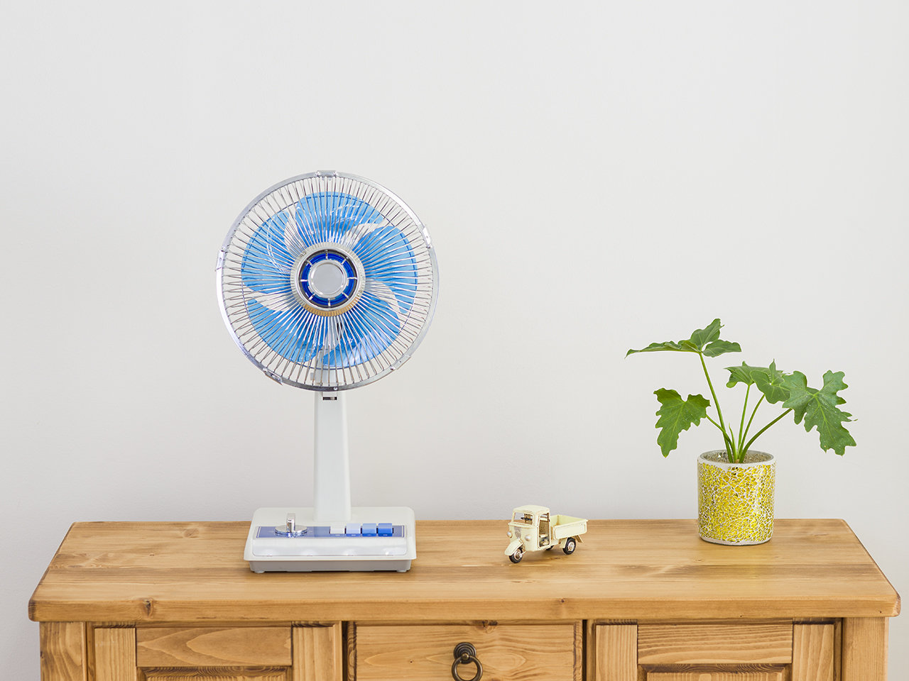 羽まで鉄！　奇跡の保存状態　完全通電品　昭和レトロ　扇風機　日立　首振り風量調整 羽まで鉄！奇跡の保存状態完全通電品昭和レトロ扇風機日立首振り