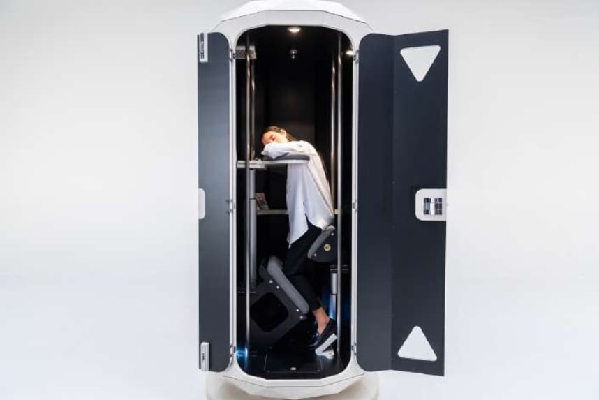 立ったまま寝る「仮眠ボックス」あらわる 勤務中に約20分で
