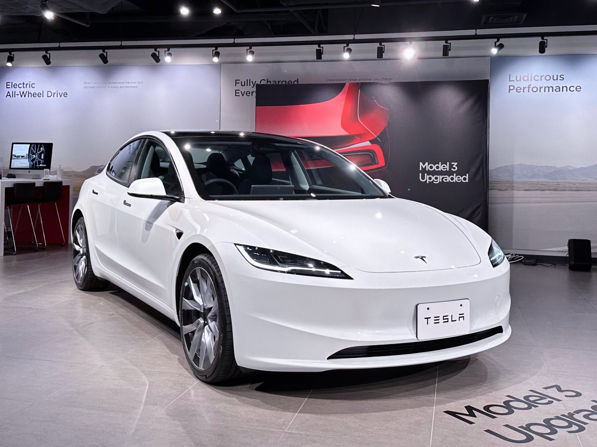 新型テスラ「Model 3」で“消えたモノ”と“増えたモノ” 実車を見た前 