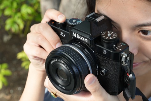 伝統的なボディに最新ミラーレス、「Nikon Z f」は撮って
