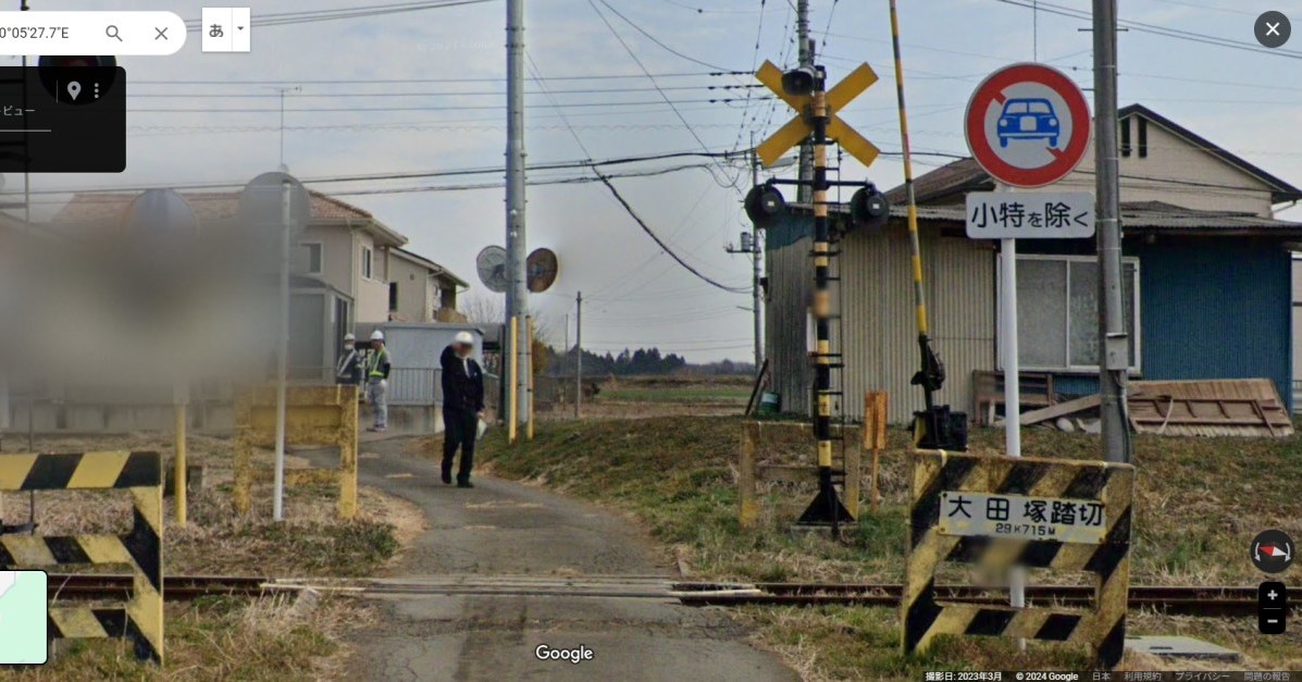 Googleストリートビューの撮影車が交通違反？ 警察官が呼び止めている