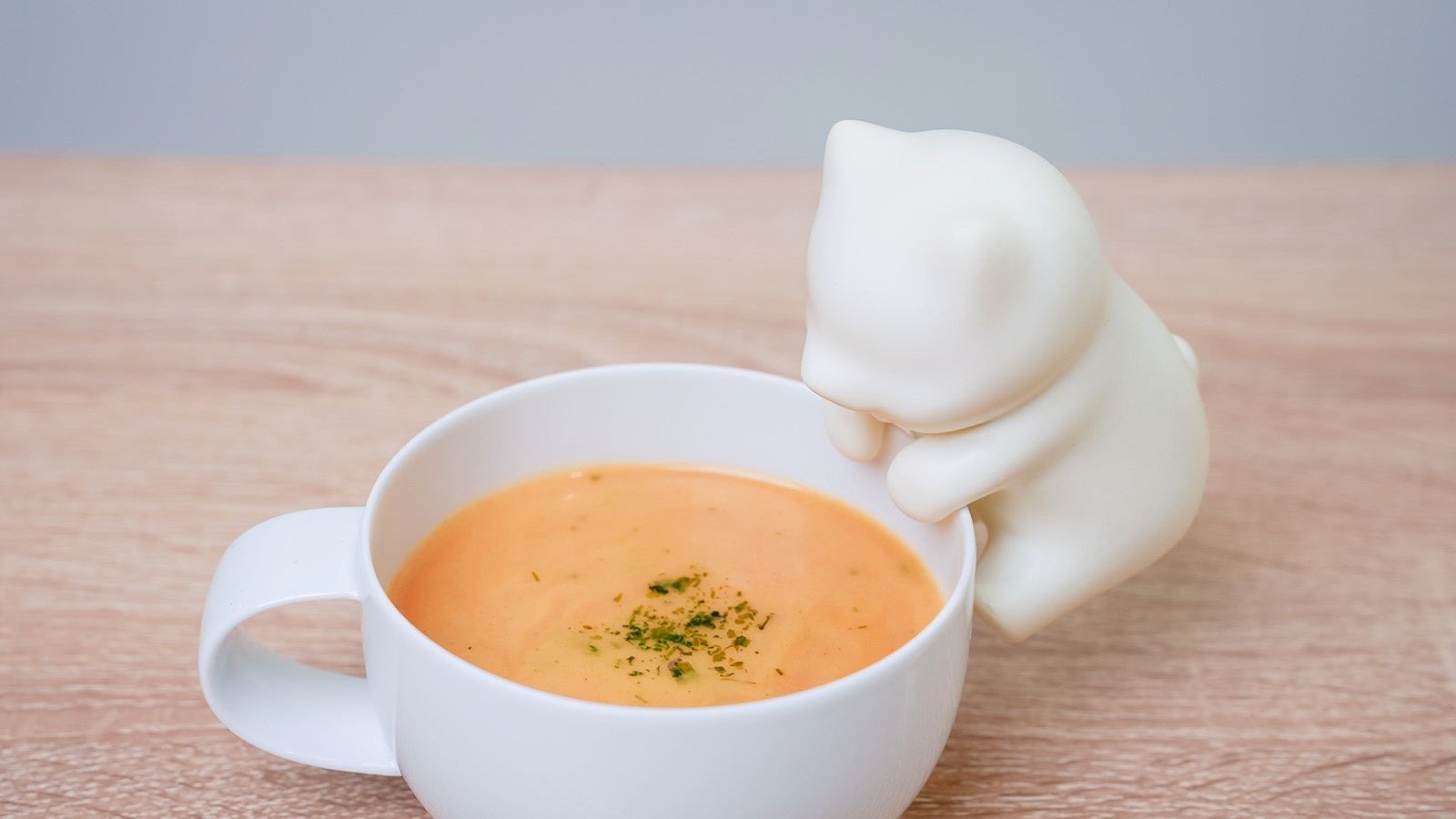 熱い飲み物を冷ます小型猫ロボ「猫舌ふーふー」クラファンきょう開始