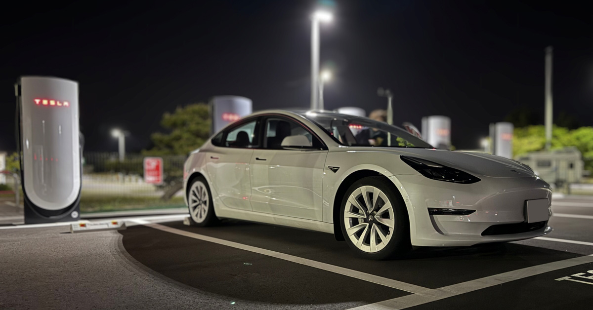 室内カメラで“監視”されている? テスラの運転支援機能に付いている「お仕置きモード」とは