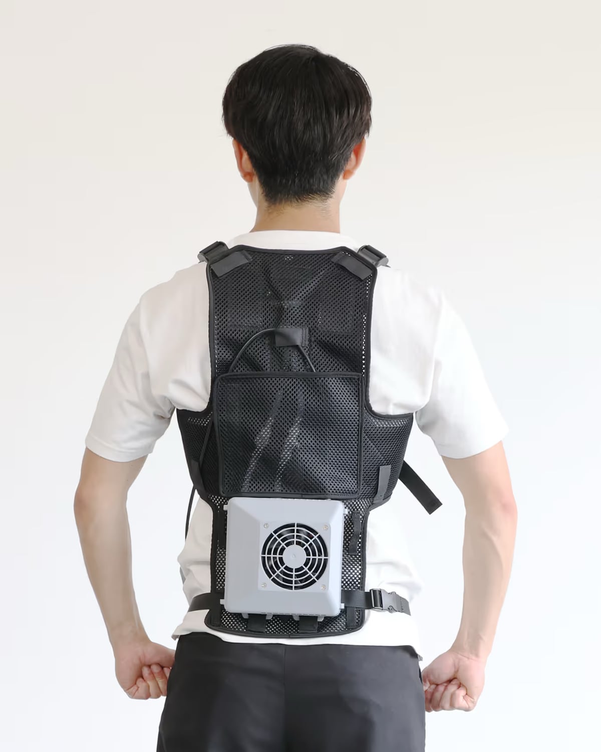 シフトール、アウトドア向け水冷ウェアを発売 ペルチェ素子2つで