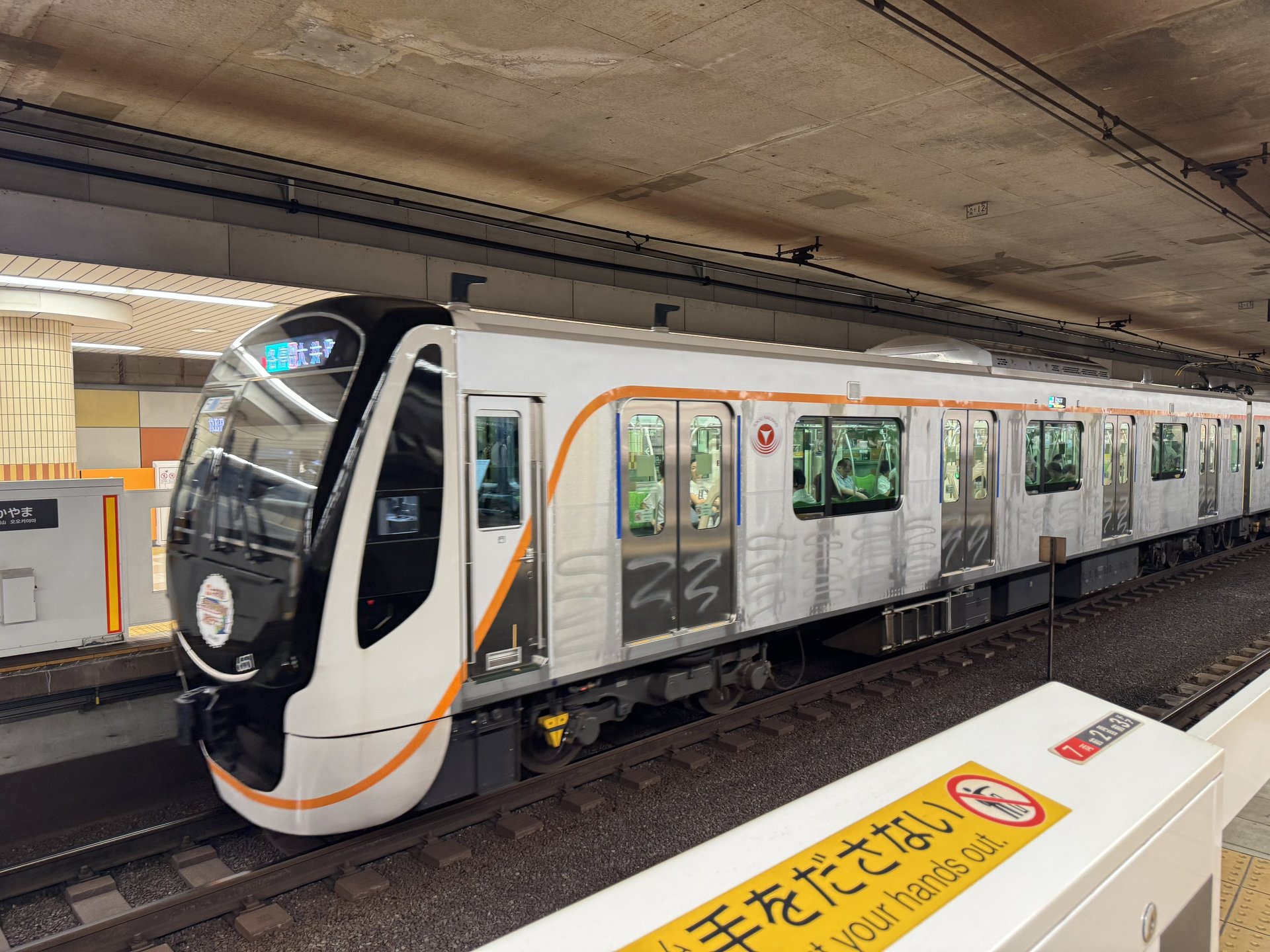 「落書き？」「デザインの失敗？」――大井町線車両の“謎のスプレー跡”が話題　東急に理由を聞いた