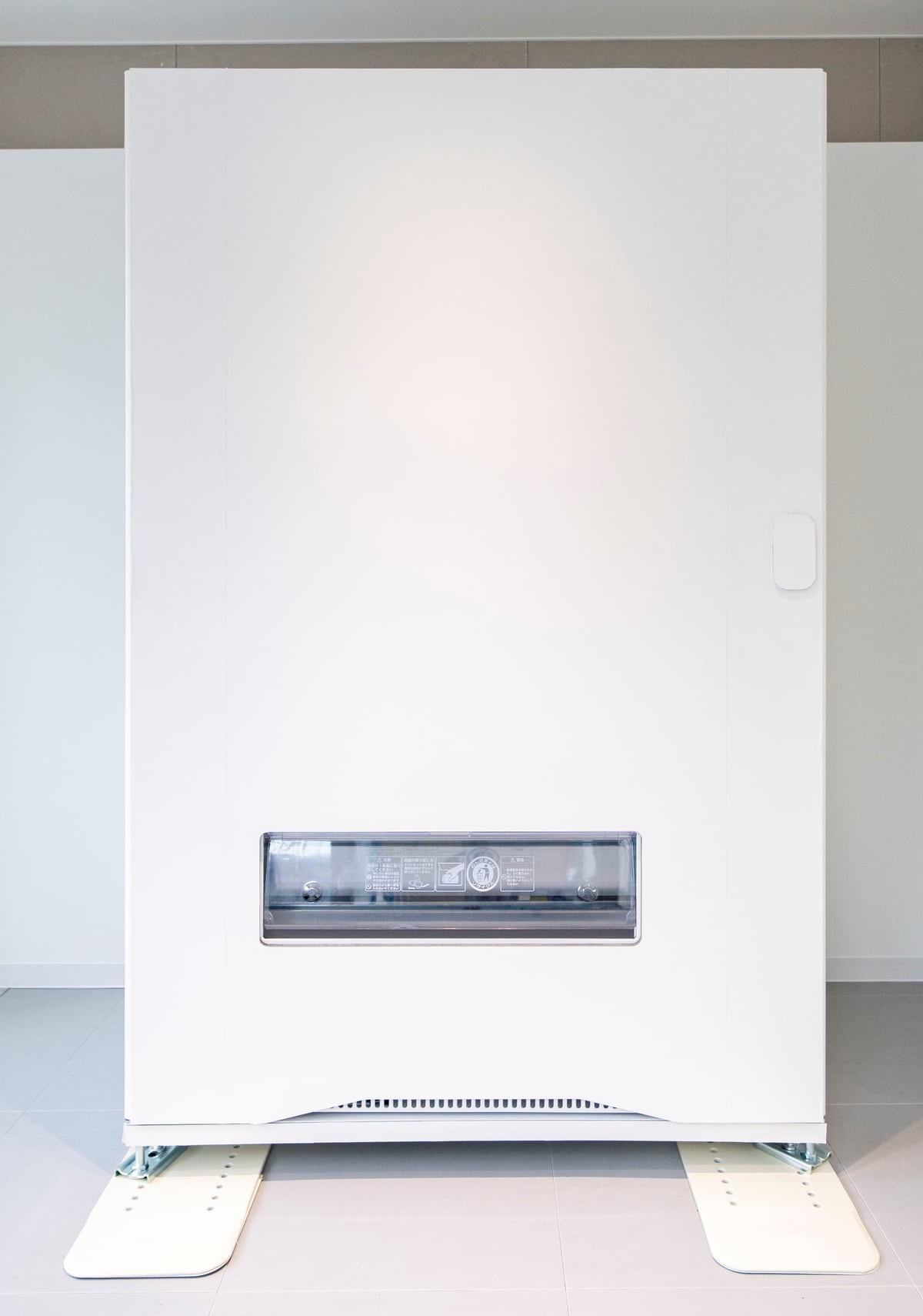 真っ白の自動販売機、ダイドーが公開 商品サンプルやボタン、コイン投入口はなし