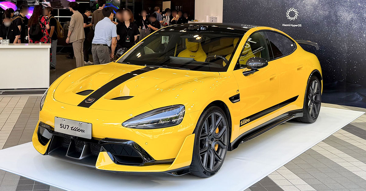 シャオミのEV、日本で初展示 秋葉原でお披露目された「ニュル最速量産EV」を見てきた