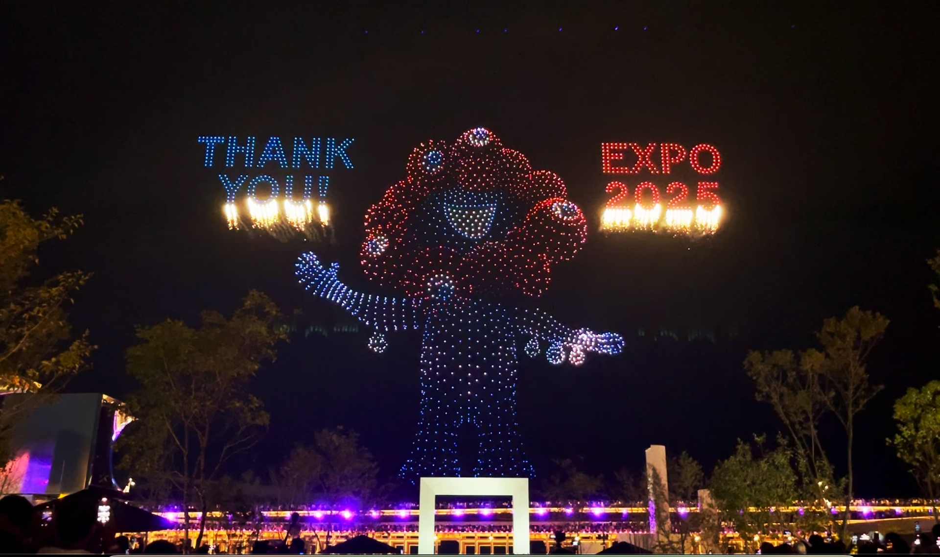 万博のドローンショーでギネス、年14万機飛行 215mの“巨大ミャクミャク”2220機で表現