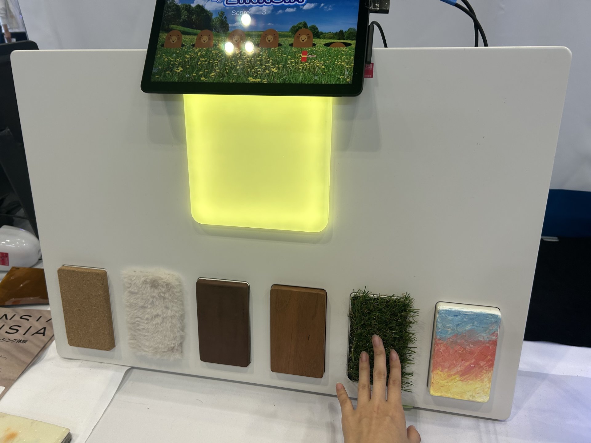 木・布・草がタッチパネルに？ 技術展示会で見つけたユニーク技術 