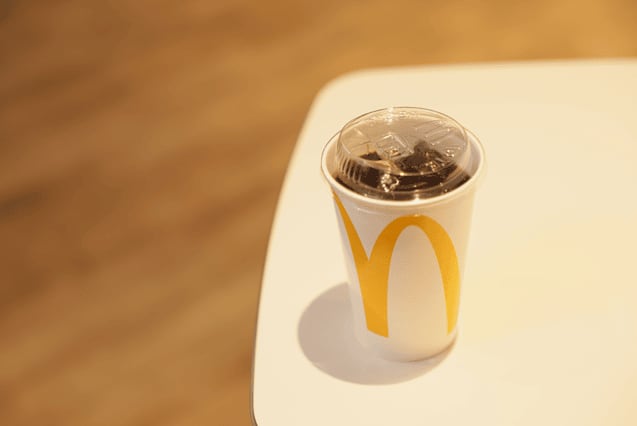 マクドナルド、一部ドリンクで「紙ストロー」廃止 リサイクルPETの