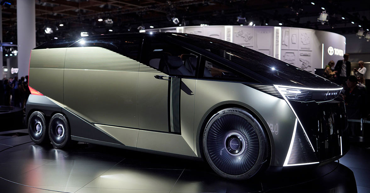 “6輪ミニバン”だけじゃない――レクサス、3つの「LS」コンセプトモデルを世界初公開 4輪と3輪も