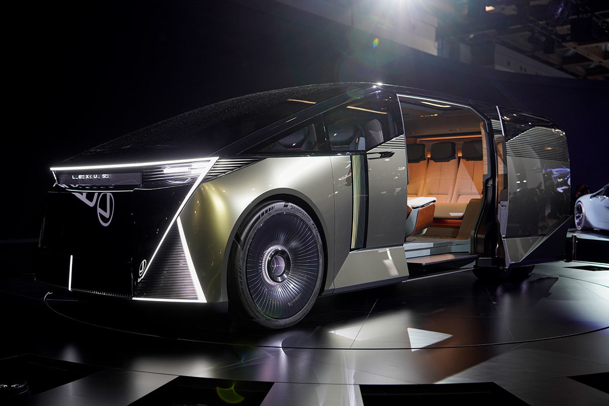 6輪ミニバン”だけじゃない――レクサス、3つの「LS」コンセプトモデルを