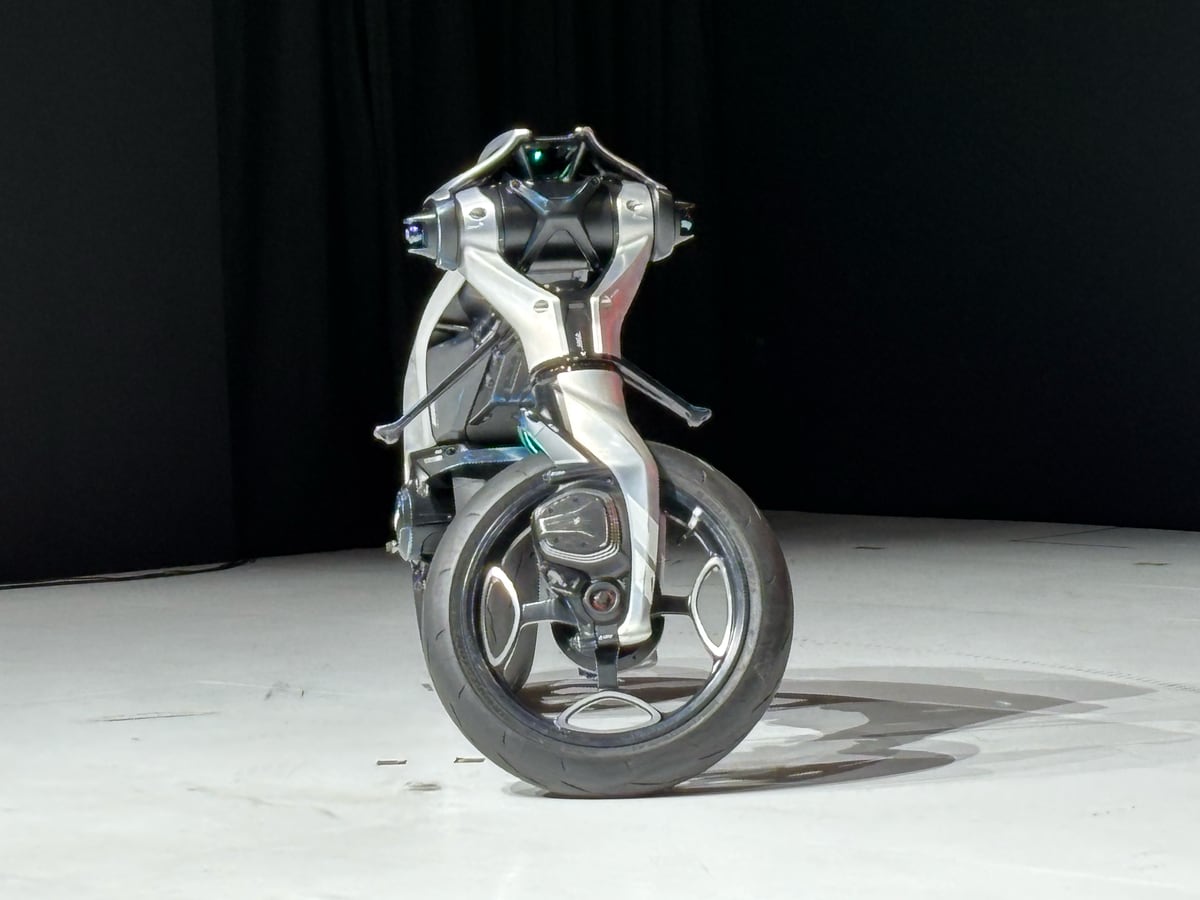 異形のバイク「モトロイド・ラムダ」、目指すは“馬”?