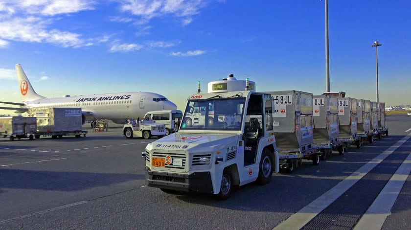国内初、JALが羽田と成田で貨物搬送を完全無人化　自動運転レベル4の貨物牽引車を実用に