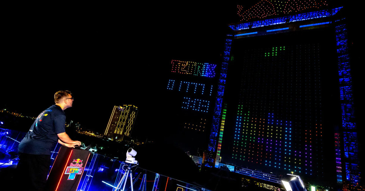 ドローン2000機で“空中テトリス” ドバイで世界大会決勝