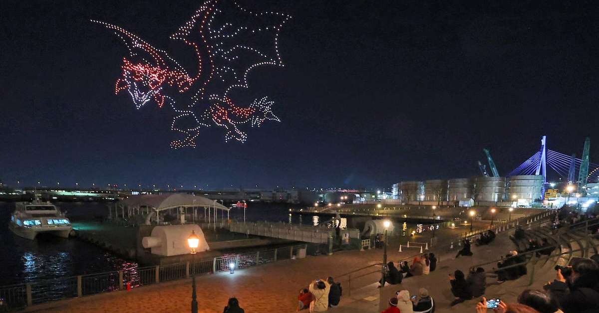 夜空彩るモンスターハンター　1000機のドローンで100m超の「リオレウス」が迫力の炎吐く