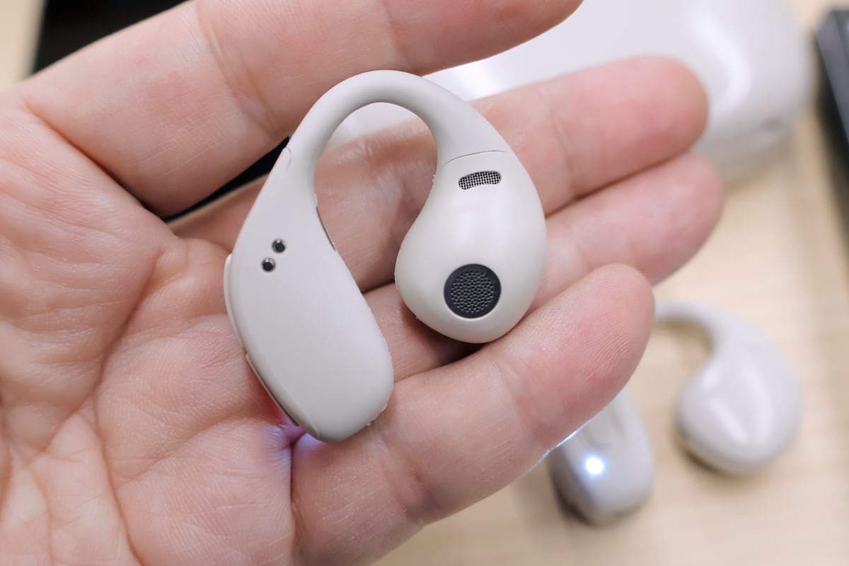 NTT発、耳をふさがない集音器「ココエ」は“聞こえの格差”を解消できるか Auracast家庭導入の試金石にも