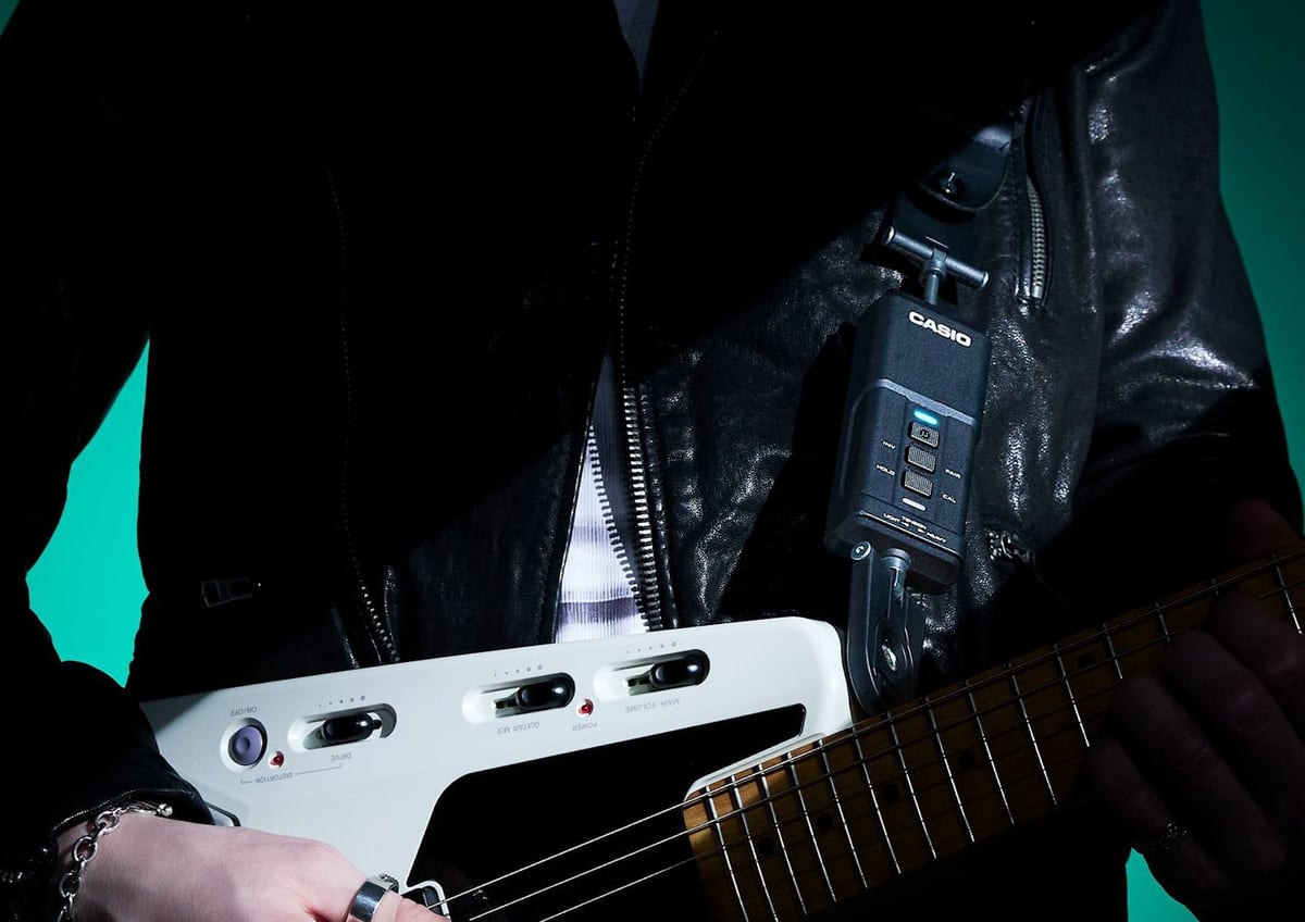 本体を伸ばすと“ギュイーン” ギターストラップに装着して身体の動きで操作するエフェクトコントローラー、カシオが発売