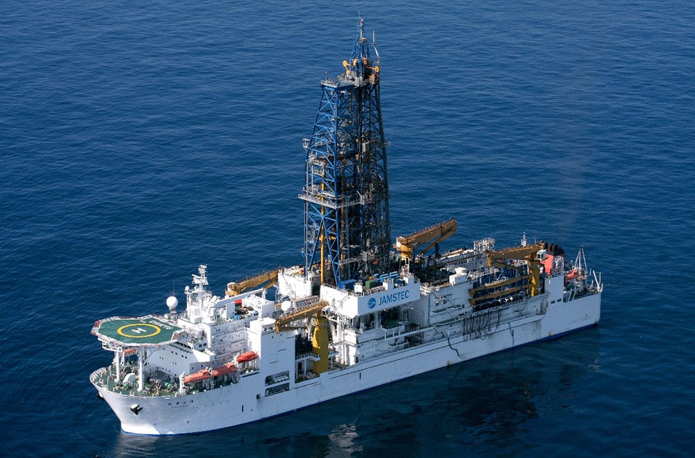 探査船「ちきゅう」、レアアース泥の採取に成功　国産レアアースの産業化にまた一歩