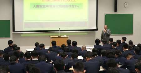 娘への贈り物ブーツにGPS……ベテラン警察官が向き合うストーカー・DV加害者の「孤独」