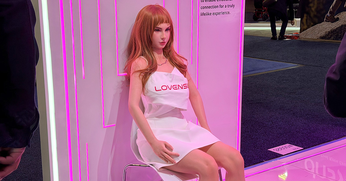 等身大のAIドール「Emily」――長期記憶で会話を覚えて関係性を深める　“おもちゃ”とBluetoothで接続