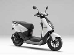 �z���_����22���~�̓d�����t�uICON e:�v�@���E���o�b�e���[�̗p�A�q������81km