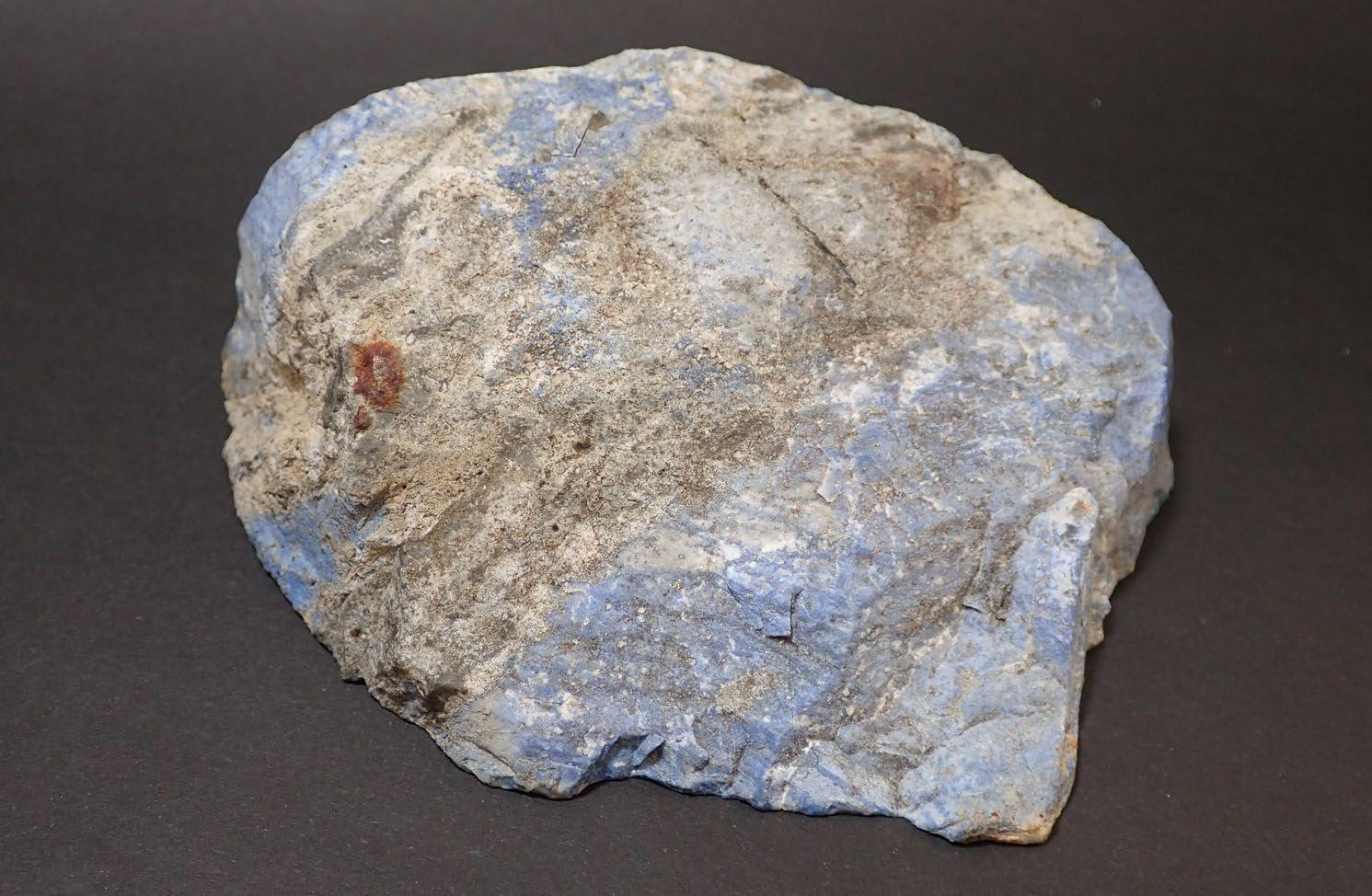 青色の岩石「ラピスラズリ」、糸魚川市で発見 国立科学博物館が発表