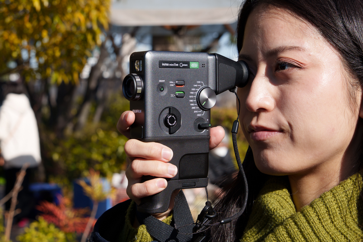 令和の風景を昭和に変える面妖な“チェキ“、「instax mini Evo Cinema」でメディアの変遷を追いかけた
