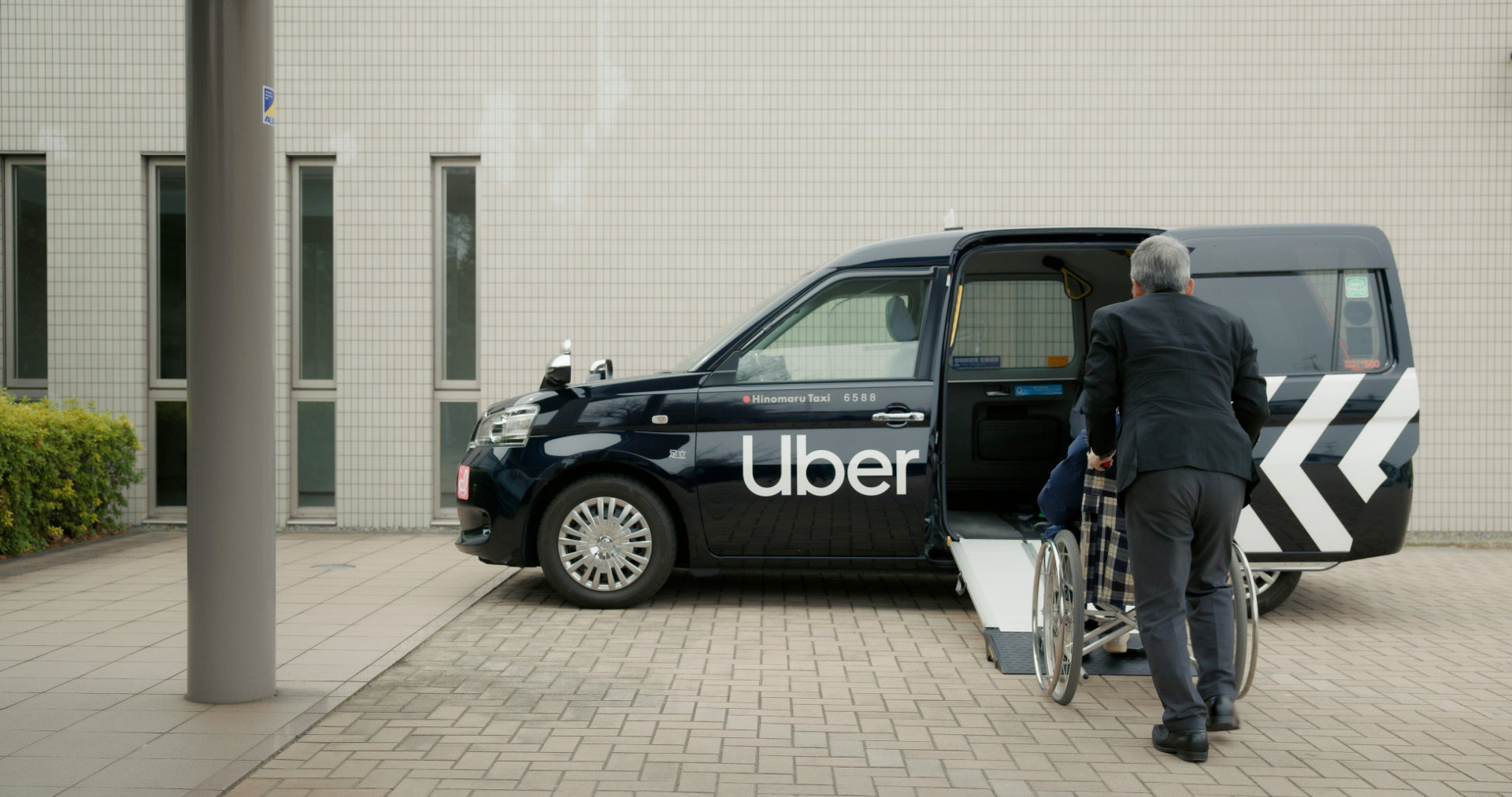 車椅子のまま乗れるタクシー「Uber Assist」都内でスタート 追加料金なし