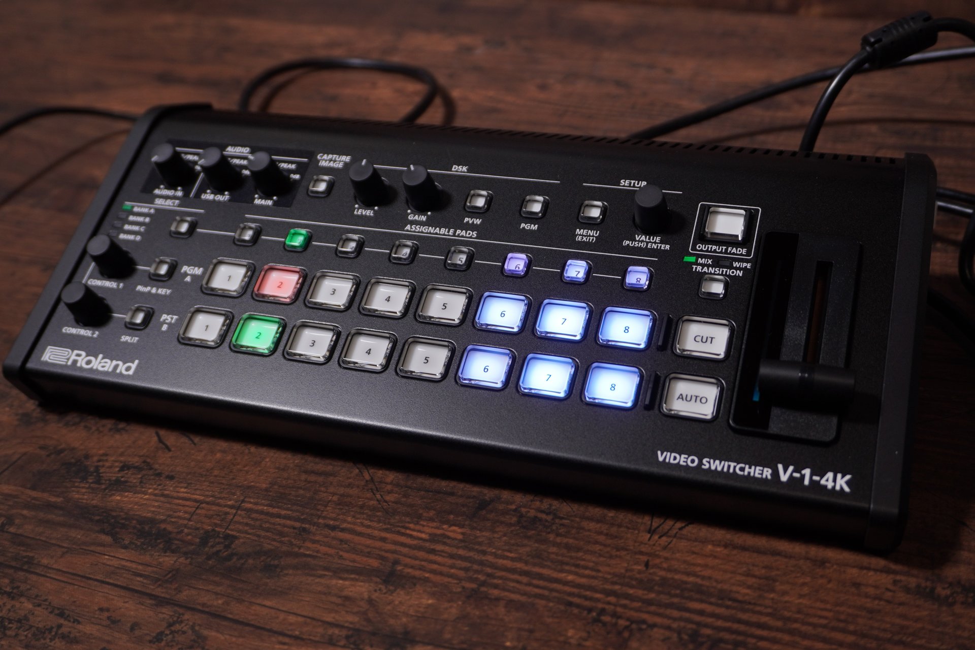 変わるライブ配信の姿 待望の新型スイッチャー、ローランド「V-1-4K