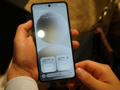 �\�t�g�o���N�A�ĐV����AI�X�}�z��1�N�Ԃ̍����Ɛ�̔��@�g���[�U�[�̍s����ǂ݁h�������uNatural AI Phone�v