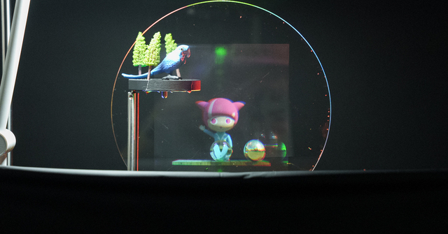 NHK技研、透明ガラスに浮かぶフルカラー3D画像を公開 2030年に動画表示目指す