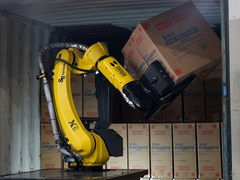 「夏場は50度以上のコンテナで作業」に対処　サンワサプライが西日本で荷降ろしロボット活用