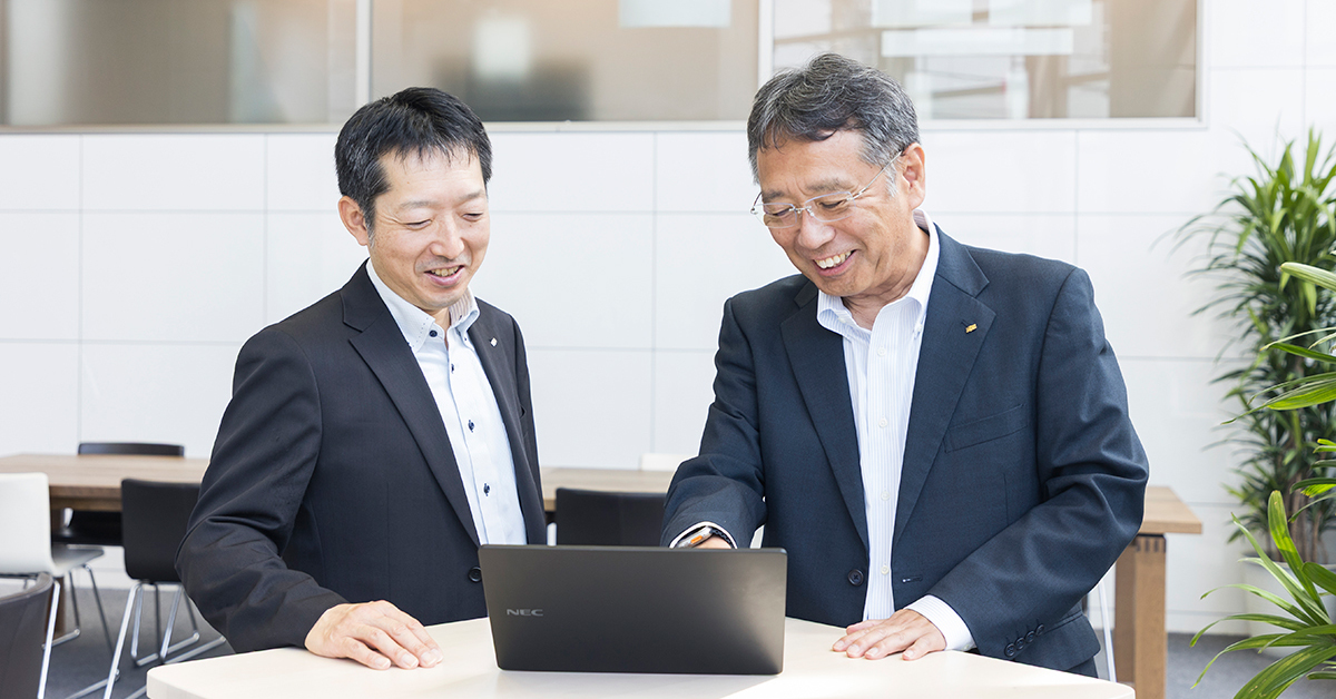 1kg未満で16時間駆動、NEC「VersaPro UltraLite VY」を日経通信が導入