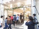 「iPhone 4S」予約開始！　ソフトバンク表参道店では200人を超える行列