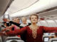 踊るアテンダント：機内でボリウッドダンス！　Finnair乗務員がインドの記念日祝う動画が人気