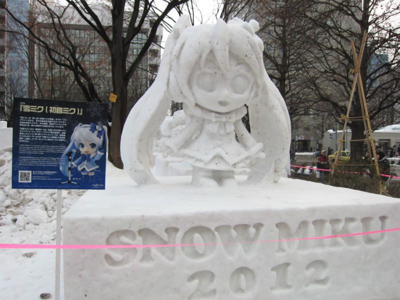 さっぽろ雪まつりで 雪ミク の雪像倒れる 女性がけが ねとらぼ