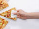 これは地味に便利：手を汚さずにピザを食べられる紙皿「Paper Dish」が秀逸