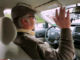 Google、自動運転カーの最新映像を公開　視覚障害の男性を乗せてドライブ