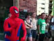これはドラマチック！　スパイダーマンが街中でプロポーズ