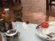 「食べたいにゃん」　お皿の上のトマトを狙うネコ