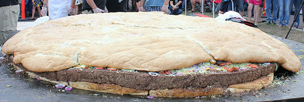 なんと1トン 世界最大のハンバーガーがギネス世界記録 ねとらぼ