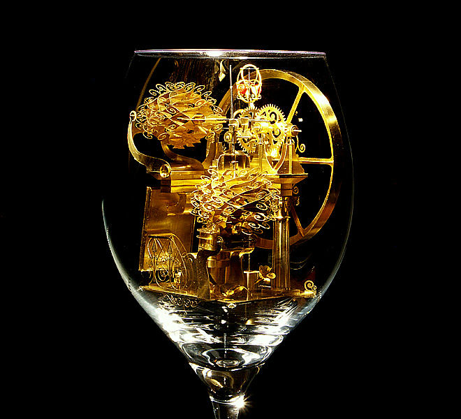 思わず見入る細やかさと美しさ ワイングラスの中で動く小さな機械 ねとらぼ