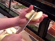 寿司職人のリンゴ早むき動画に海外から絶賛の声　「これがフルーツ・ニンジャか……」
